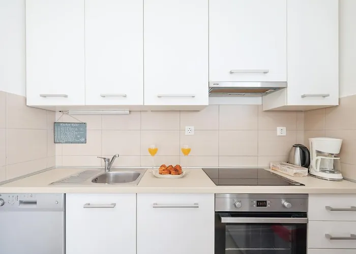 Cozy Niko Apartment - Private Parking And Balcony