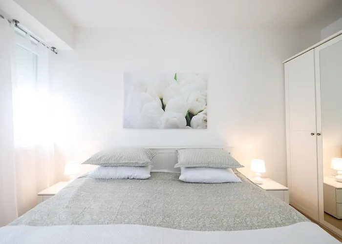 Cozy Niko Apartment - Private Parking And Balcony