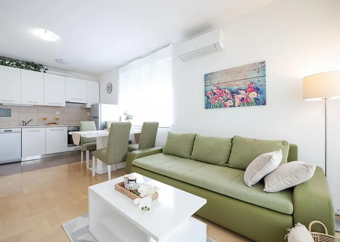 Cozy Niko Apartment - Private Parking And Balcony