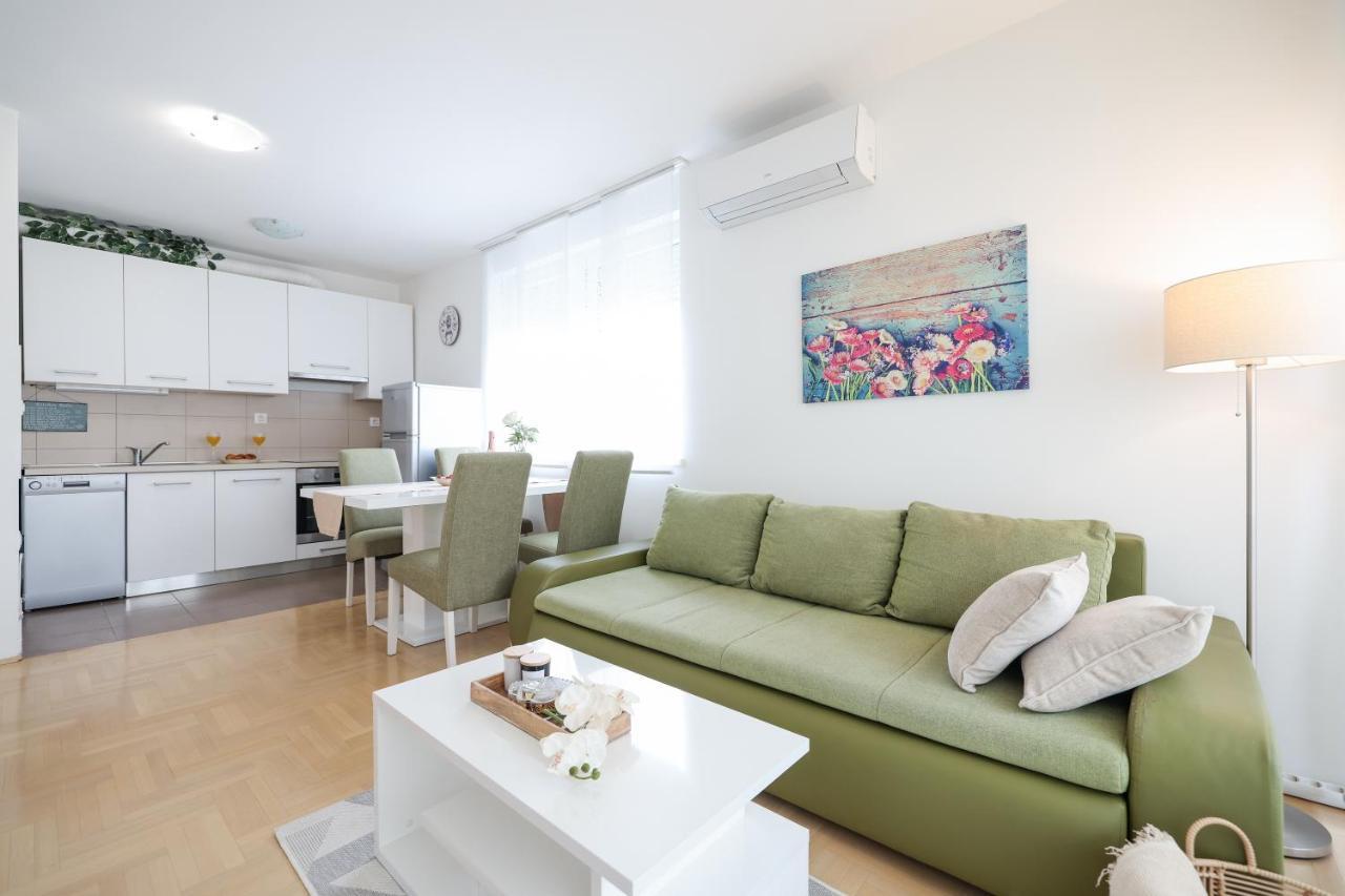 Cozy Niko - Private Parking And Balcony Apartment